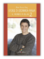 Copertina rossa del libro "Storie di ordinaria magia. Il mondo di Blas 2". Sotto il testo (autore e titolo del libro) c'è una fotografia di Blas.