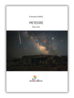 La copertina di Meteore di Francesca Raddi è un'opera fotografica di Fernando De Ronzo, che ritrae La Via Lattea sopra il Dolmen Stabile a Giuggianello (LE). L’immagine richiama il tema dell’infinità del cielo e della transitorietà delle meteore, perfettamente in sintonia con il significato della raccolta di racconti.